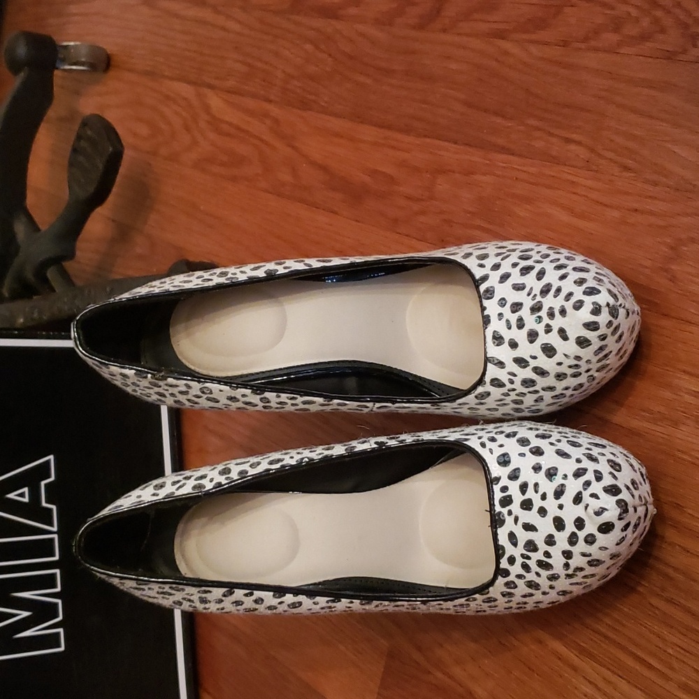 Shoes - Picture 4 of 6